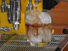 Espresso e acqua tonica: la bevanda che ha conquistato il mondo dalla Scandinavia ai social media