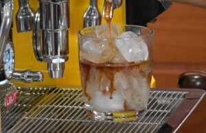 Espresso e acqua tonica: la bevanda che ha conquistato il mondo dalla Scandinavia ai social media