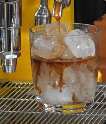 Espresso e acqua tonica: la bevanda che ha conquistato il mondo dalla Scandinavia ai social media