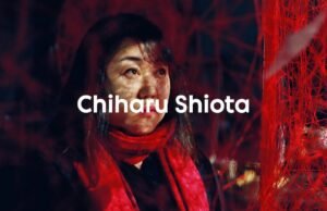 Fili nell’oscurità: Chiharu Shiota trasforma la Hayward Gallery in una ragnatela di memoria e vita