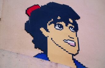 MifaMosa: il misterioso street artist che trasforma i cartelli stradali in mosaici pixel art e racconta le città europee No News la rivista dell'ozio e della serendipità, Ozio e serendipità