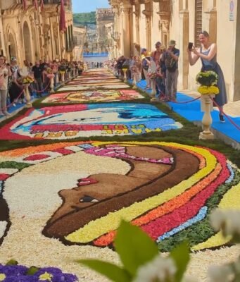 Noto, la capitale del barocco siciliano che rinasce ogni maggio