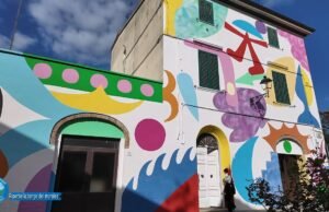 Riparbella, il borgo toscano dove la street art dialoga con la storia medievale