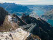 Sospesi sull’azzurro: il balcone d’acciaio che trasforma il Lago di Como in un’emozione verticale