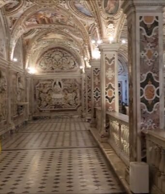 Sotto il Duomo di Salerno: la cripta di San Matteo tra fede, storia e meraviglia barocca