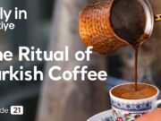 Nell’ombra dorata di Istanbul, il caffè turco nasce dalla sabbia rovente