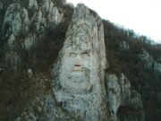 Il gigante di pietra sul Danubio: Decebalus Rex, il volto di un re scolpito nella roccia viva
