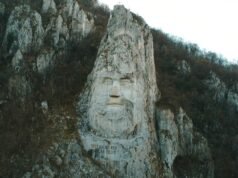 Il gigante di pietra sul Danubio: Decebalus Rex, il volto di un re scolpito nella roccia viva