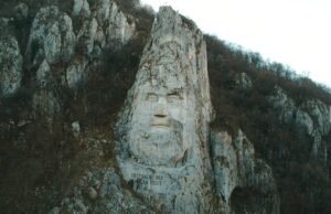 Il gigante di pietra sul Danubio: Decebalus Rex, il volto di un re scolpito nella roccia viva