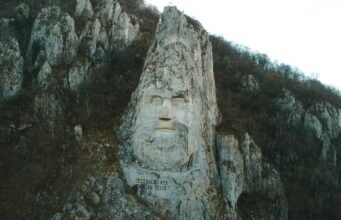 Il gigante di pietra sul Danubio: Decebalus Rex, il volto di un re scolpito nella roccia viva No News la rivista dell'ozio e della serendipità, Ozio e serendipità