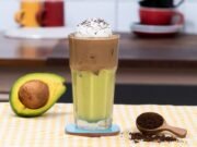 Avocado e caffè insieme nel bicchiere