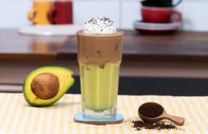 Avocado e caffè insieme nel bicchiere