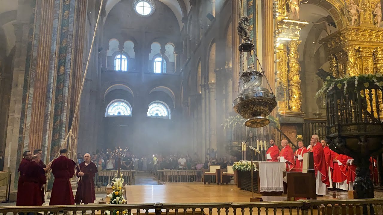 il turibolo gigante che oscilla da 800 anni sopra le teste dei pellegrini di santiago da Nonewsmagazine.com il turibolo gigante che oscilla da 800 anni sopra le teste dei pellegrini di santiago