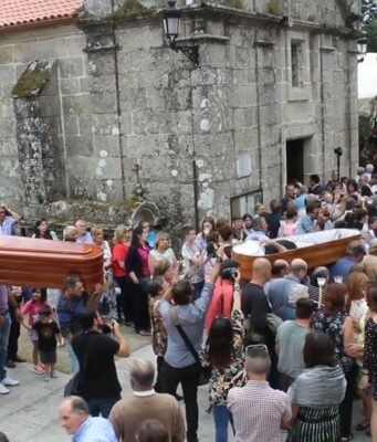 Il paese dove i vivi si fanno seppellire per ringraziare di essere ancora vivi