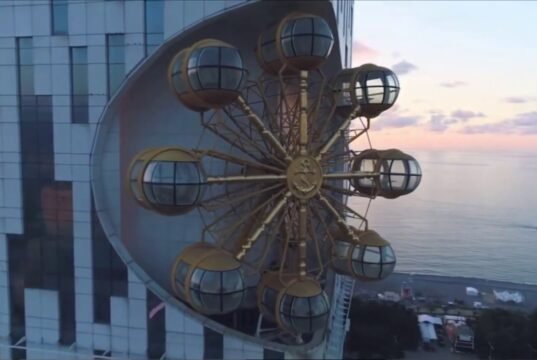 La ruota nel cielo: dentro la Batumi Tower, il grattacielo con la ruota panoramica integrata nella facciata No News la rivista dell'ozio e della serendipità, Ozio e serendipità