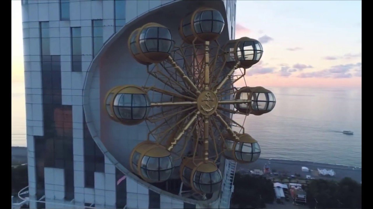 la ruota nel cielo dentro la batumi tower il grattacielo con la ruota panoramica integrata nella facciata da Nonewsmagazine.com la ruota nel cielo dentro la batumi tower il grattacielo con la ruota panoramica integrata nella facciata