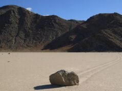 Le rocce che si muovono da sole nella Death Valley: così la scienza ha svelato il mistero delle sailing stones