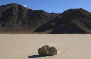 Le rocce che si muovono da sole nella Death Valley: così la scienza ha svelato il mistero delle sailing stones