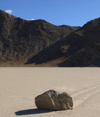 Le rocce che si muovono da sole nella Death Valley: così la scienza ha svelato il mistero delle sailing stones