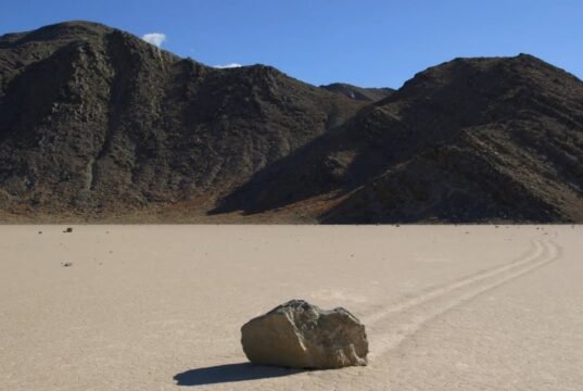 Le rocce che si muovono da sole nella Death Valley: così la scienza ha svelato il mistero delle sailing stones No News la rivista dell'ozio e della serendipità, Ozio e serendipità