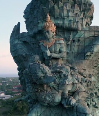 Garuda Wisnu Kencana: il colosso di pietra e rame che veglia su Bali