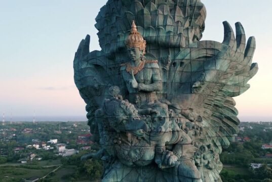 Garuda Wisnu Kencana: il colosso di pietra e rame che veglia su Bali No News la rivista dell'ozio e della serendipità, Ozio e serendipità
