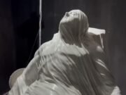 Marmo che respira: il Cristo deposto di Albino Sirsi nella chiesa neogotica di Roma