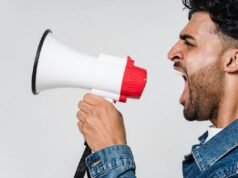 Urlare insieme: il fenomeno globale che trasforma il grido in atto collettivo di liberazione