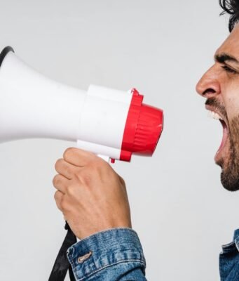 Urlare insieme: il fenomeno globale che trasforma il grido in atto collettivo di liberazione