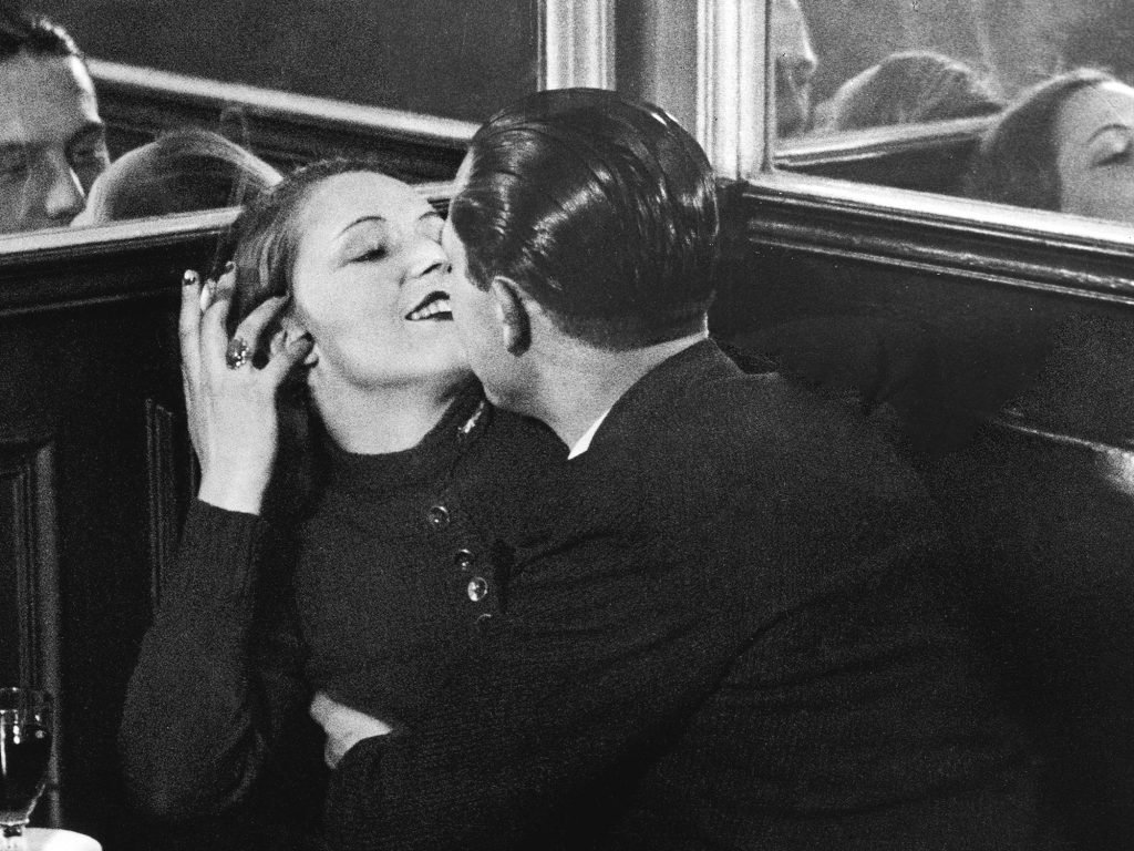 Brassaï, Coppia di amanti in un piccolo caffè in place d’Italie, 1932 c. © Estate Brassaï Succession - Philippe Ribeyrolles