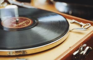 La Sala Vinili di Veramente: un viaggio tra sapori e musica italiana