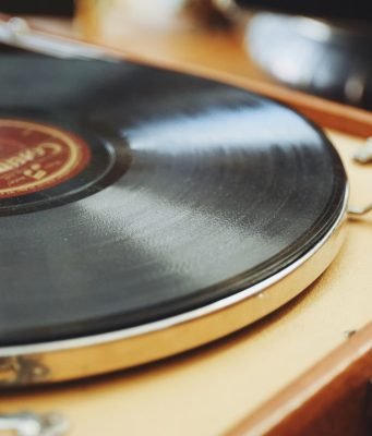 I listening bar più cool di Milano: dove la musica incontra l’alta mixology