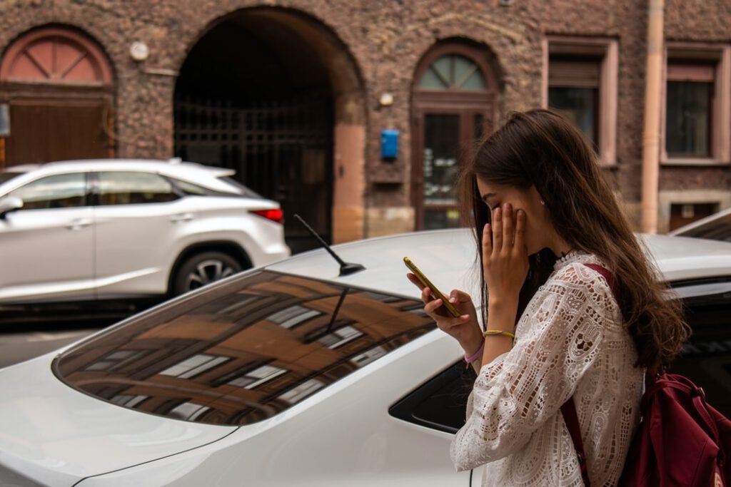 #Oltre la metà degli italiani non riesce a disconnettersi e guarda notifiche di email e social media non appena si sveglia