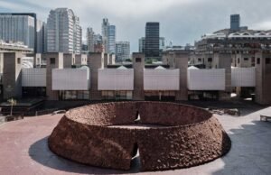 Terra, cannella e cemento: “origo” di Delcy Morelos sfida il brutalismo del Barbican