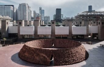 Terra, cannella e cemento: “origo” di Delcy Morelos sfida il brutalismo del Barbican No News la rivista dell'ozio e della serendipità, Ozio e serendipità