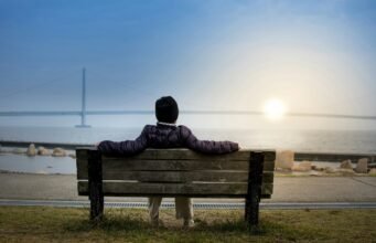 Sedentarietà intelligente: perché leggere protegge il cervello mentre la TV lo danneggia No#News la rivista dell'ozio e della serendipità, Ozio e serendipità