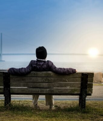 Sedentarietà intelligente: perché leggere protegge il cervello mentre la TV lo danneggia