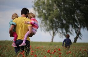 #Gestione figli e casa: per i papà è alla pari, per le madri al 70% ci pensano loro