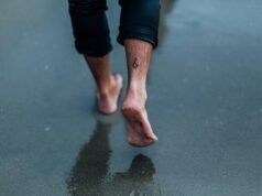 Piedi che odorano di formaggio: la scienza spiega il legame tra batteri e odori pungenti