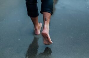 Piedi che odorano di formaggio: la scienza spiega il legame tra batteri e odori pungenti