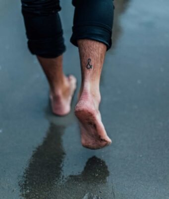 Piedi che odorano di formaggio: la scienza spiega il legame tra batteri e odori pungenti