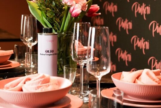 Alessandro Carratta: eleganza che scivola nell’anima senza far rumore pinkerì