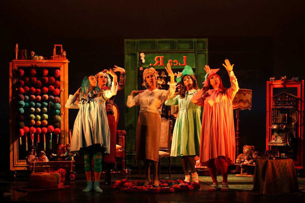 #Queen Lear: bizzarri personaggi si aggirano per il Carcano