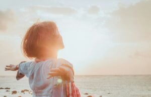 L’abbraccio dorato dell’autunno sul mare