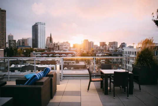 Rooftop di Milano: le migliori terrazze per aperitivo e cena con vista dell’estate 2026 No News la rivista dell'ozio e della serendipità, Ozio e serendipità