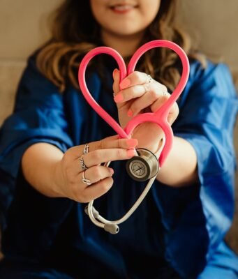 Un cuscino, uno smartphone e quindici minuti: così si impara a salvare una vita
