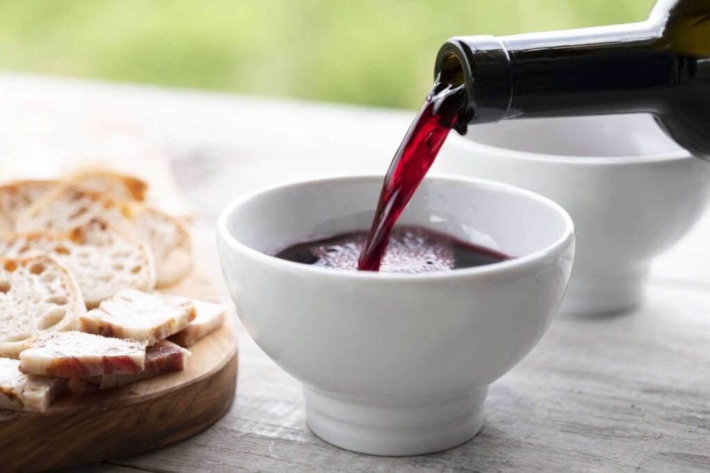 la degustaziuone del vino dal scudlei a Parma e Piacenza, La scodella del contadino: storia di un bicchiere senza stelo