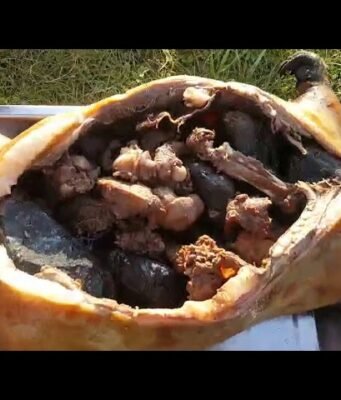 Boodog mongolo: la storia del barbecue nato sulle steppe di Gengis Khan