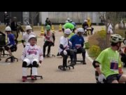 In Giappone si corre il Gran Premio più assurdo del mondo: seduti su sedie da ufficio