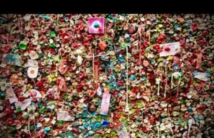Il muro più appiccicoso del mondo: perché il Gum Wall di Seattle non smetterà mai di sorprendervi